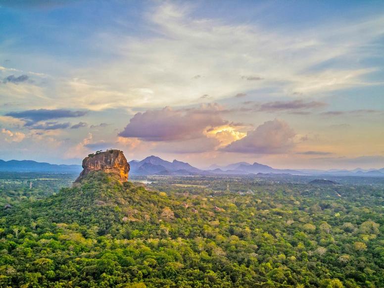 sr002-family-sri-lanka-sigiriya-rock-landscape